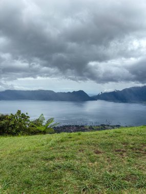 Maninjau Gölü manzarası, Endonezya 'nın batısındaki Agam kentindeki ünlü bir turizm merkezi olan Puncak Lawang' dan alınan yeşil tepelerle çevrili.
