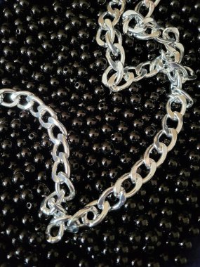 Üç lambalı klasik avize, aşağıdan görünüyor, tavanda simetri yaratıyor.