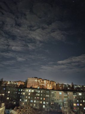 Üç lambalı klasik avize, aşağıdan görünüyor, tavanda simetri yaratıyor.