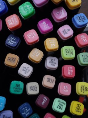 Kaotik ama renkli bir düzende işaretlerin yaratıcı bir gösterimi. Sanatta arka plan ve görsel içerik için mükemmel