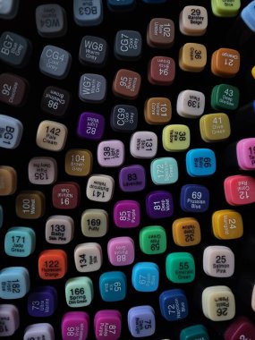 Profesyonel kullanım için düzenlenmiş çok renkli çizim işaretleri