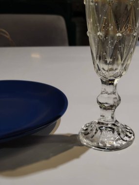 Süslü bir Noel ağacı modern bir ofis içine şenlikli bir atmosfer getirir.