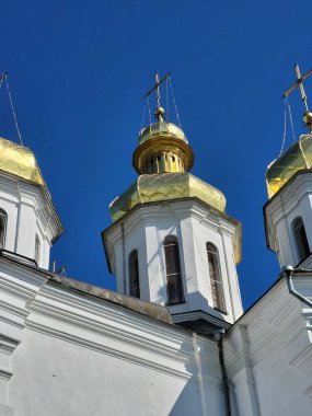  Büyük altın kubbeler, parlak mavi gökyüzünün altındaki tarihi bir kilisenin..