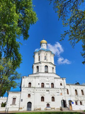 Chernihiv Koleji mavi gökyüzünün arka planında tam gelişim gösteriyor