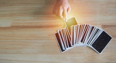 Falcı kadın elleri ve tahta masada tarot kartları. Çingene 'nin kartından servet okumak. Öngörü kavramı.