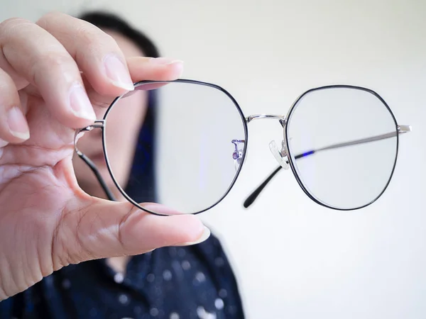 Przycięty Obraz Atrakcyjnej Młodej Azjatki Klinice Okulistycznej Trzymanie Okularów Problem — Zdjęcie stockowe