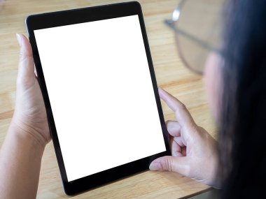 Bir kadının maketi elinde izole bir ekranla tablet bilgisayar tutuyor. Yukarıdan bak. Kesme yolu