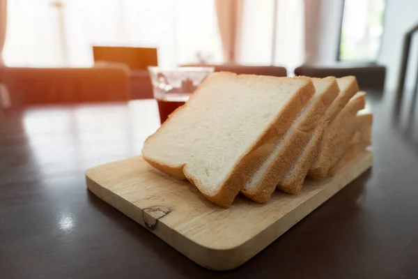 Dřevěná Tabule Chutnými Tousty Snídani Stole Ráno Plátky Pšeničný Chléb — Stock fotografie