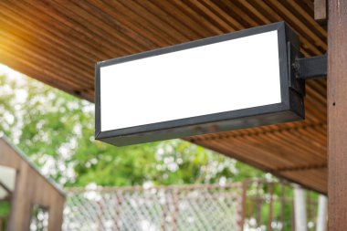 Boş mağaza tabela tasarımı modeli izole edildi, Temiz dükkan şablonu. Duvara asılmış bir sokak. Logo sunumu için imza tahtası.