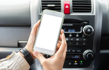 Arabanın içinde boş beyaz ekran olan modern cep telefonu kullanan kadınların el ele tutuşmalarını görüntüle..