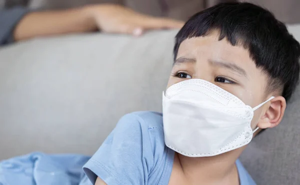 Злые Азиатские Дети Медицинской Маске Плачут Потому Хочет Носить Медицинскую — стоковое фото