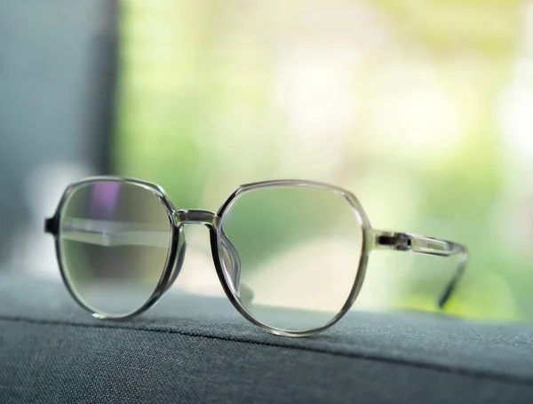 Optické Brýle Stylovém Šedém Rámu Jsou Umístěny Modrém Textilním Polštáři — Stock fotografie