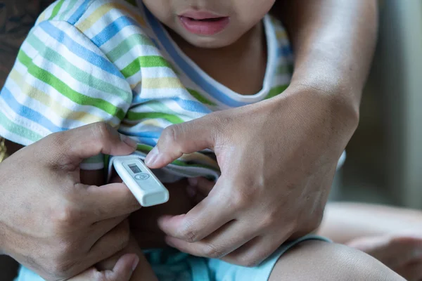 Chore Azjatyckie Dziecko Siedzi Kolanach Ojca Elektronicznym Termometrem Pod Ramieniem — Zdjęcie stockowe