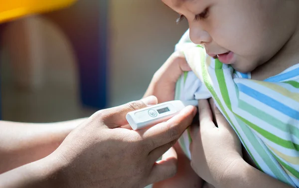 Przycięty Obraz Chorego Azjatyckiego Słodkiego Chłopca Mierzącego Temperaturę Pomocą Elektronicznego — Zdjęcie stockowe