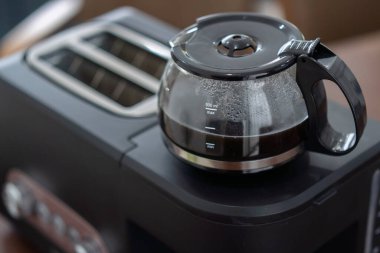 Siyah plastik ve cam otomatik espresso makinesi ya da kahve makinesinin üst görüntüsü. Modern Drip Coffee Tenceresi. Elektrik Mutfağı Küçük Aygıt. Yurtiçi ve Ev Aletleri