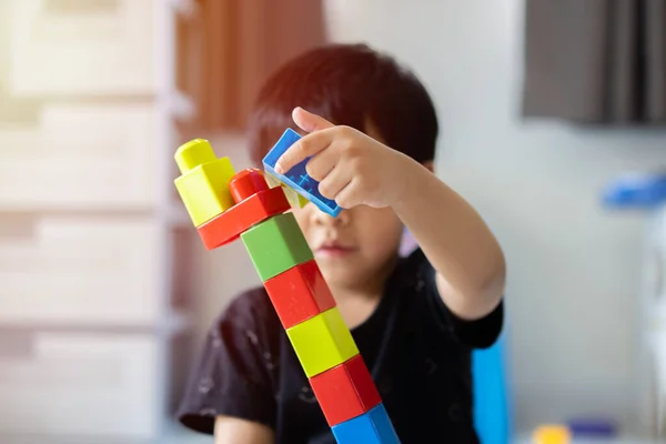 Niedliche Asiatische Kleine Junge Spielen Mit Bunten Spielzeugklötzen Kinder Spielen — Stockfoto