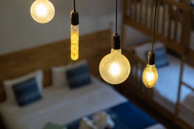 Lüks oteldeki yatak odası manzarası ve lambayı kapat. Klasik mermer zarif aksesuarlarla şık ve tasarım.