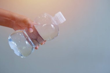 Salin tıbbi temizlik normal solüsyon plastik şişe elinde. Burun steril tıbbi ekipmanları temizlemek için plastik şişede normal salin bulunmuyor. Kapat, boşluğu kopyala.