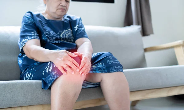 Portrait Elderly Woman Sitting Sofa Suffering Pain Her Knee She — Stock Photo, Image