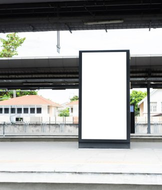Tren istasyonunda büyük bir dikey, portre oryantasyonu boş ilan panosu. Boş reklam panosu metro istasyonunda taklit edilir. Reklam kavramı.