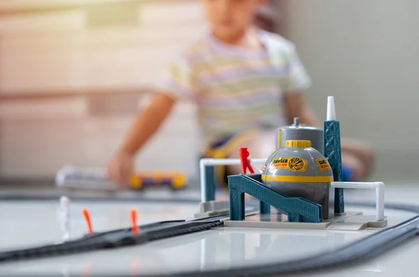 Szczęśliwe Małe Dzieci Przesuwające Zabawkowy Pociąg Koleją Pociągu Zestaw Zabawek — Zdjęcie stockowe
