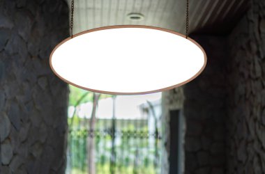 Boş mağaza tabela tasarımı modeli izole edildi, Temiz dükkan şablonu. Logo sunum konsepti için imza tahtası.