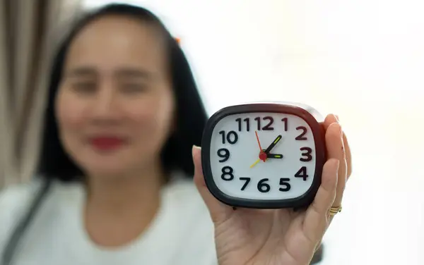 Mujer Asiática Mayor Sosteniendo Despertador Con Aspecto Positivo Feliz Pie —  Fotos de Stock