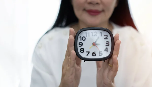 배경에 시계를 아시아 선택적인 — 스톡 사진