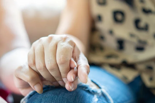 Yetişkin bir anne ve yetişkin bir kızın kesilip atılmış görüntüsü birlikte vakit geçirmenin keyfini çıkar. Aile konforu, seçici foucus.