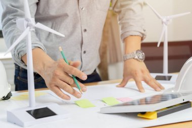 Güneş panelleri için çalışan mühendislerin ellerine odaklanın. Görevdeki güneş pillerinin verimliliğini test etmek için örnek alın. Saf enerji kullan.