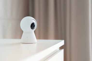 Smart Home kablosuz güvenlik kamerasının evdeki beyaz masaya yerleştirilmiş seçici odak noktası, güvenlik monitörü ya da özel CCTV