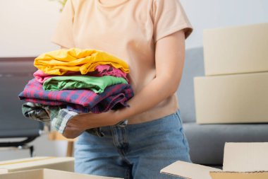 İnsanlar, teslimat, nakliye ve posta servisi konsepti - mutlu Asyalı genç kadın evde karton kutu veya paket açıyor