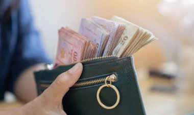 Asya 'lı iş kadınlarının el yazısı olan yeşil cüzdan kişisel finans ve para konsepti için. Yaklaş, seçici odaklanma.