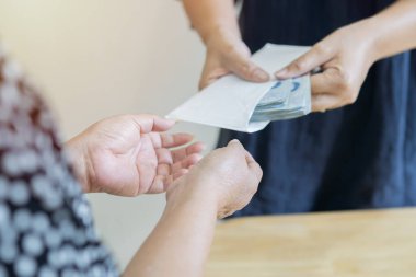 Yolsuzluk amacıyla birine zarf içinde para ver. Rüşvet ve yolsuzluk kavramı. Seçici odak.