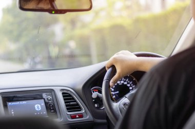 Bir adamın hafif bir virajdan geçerken çekilmiş genel fotoğrafı. Yaklaş, seçici odaklanma. Sürücü kavramı.