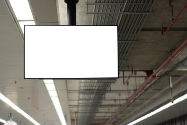 Boş reklam panolarının beyaz ekran posterlerinin maketi ve reklam için metro istasyonuna götürüldü.