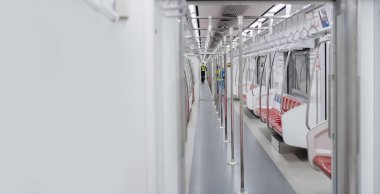Bangkok metrosunun metro vagonunu boşalt. İçeriden çekim, yolcu yok, boş koltuklar..