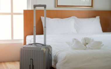 Modern bir otel odasında yatağın yanında bavul ya da bavul. Modern otel odasının farklı görüşleri