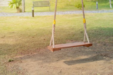 Arka bahçedeki ipte sallanan ahşap salıncakta fotokopi alanı var. Parkta eğlenmek için. Bahçe tasarımı Temiz havada rahatla..
