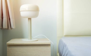 Mobilyalı modern yatak odası tasarımı. Modern lambalı ahşap yatak başı. Yan görünüm.