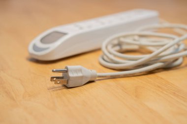 Tahta arka planda 4 tane taşınabilir güç eklentisi var. Fişe seçmeli odaklanma.