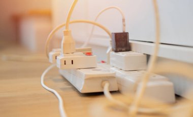 Elektrik prizinden kesilmiş, prizli çoklu soket. Seçici odak, kapat.