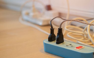 Priz, elektrik prizi, elektrik kablosu. Siyah güç prizlerine odaklan. Boşluğu kopyala.