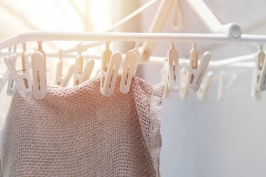 Mutfak havlusunu klempleme rafına asmışlar. Çamaşır ya da ev işi konsepti. Seçici odak.