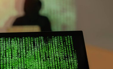 Ağ güvenliği ve gizlilik suçu. İsimsiz bir hackerdan dijital suç. Seçici odak.