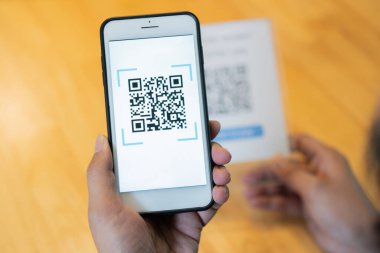 Müşteri el yapımı ödemeleri akıllı telefon ve tarama koduyla kapatın. Seçici odak.