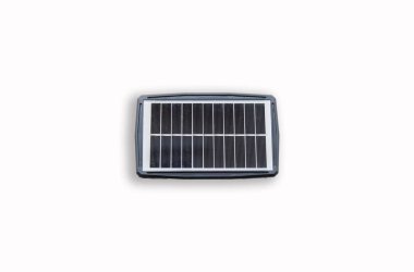 Portatif güneş paneli beyaz arkaplanda izole edildi. Küçük güneş pili paneli. Yenilenebilir ve temiz enerji kavramı