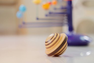 Güneş sistemi modeliyle Tahta Jüpiter oyuncağına yakın çekim. Çocuk konsepti için etkinlik. Seçici odaklanma. Boşluğu kopyala.