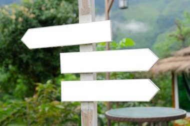 Kırsal kesim merkezindeki çeşitli boş ahşap tabelaların doğal arka plan üzerindeki kesimi. Boşluğu kopyala.