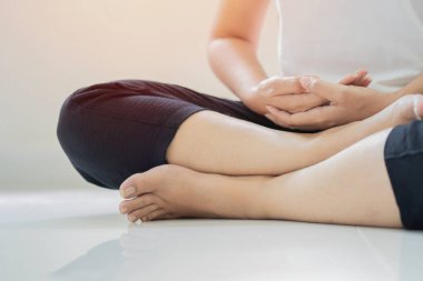 Yoga farkındalığı meditasyonu. Yetişkin bir kadının evde yoga yaptığı sahneler..